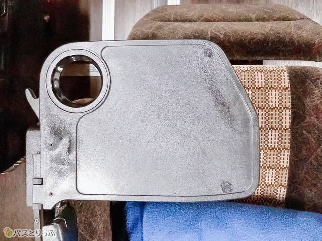 座席に備え付けられているミニテーブル