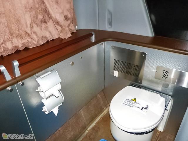 座席後方に広めのトイレあり。周辺には手すりも