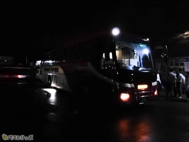 「昌栄交通須坂ICバスターミナル」雨の夜はここまで暗いこともあるので注意！