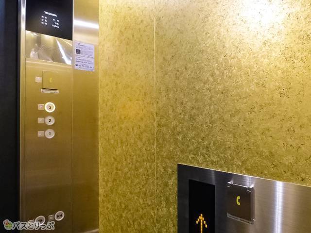 エレベーター内は金色！ 二条城の金屏風をイメージ
