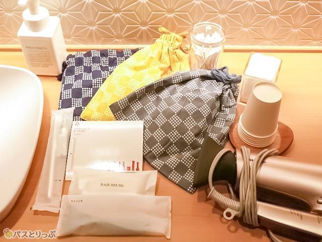 アメニティは1人分ずつ、格子柄の巾着に
