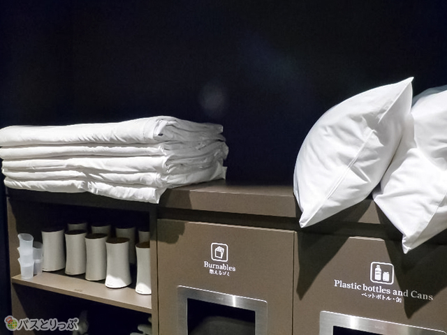 枕や毛布、加湿器なども自由に借りてキャビンへ持ち込める