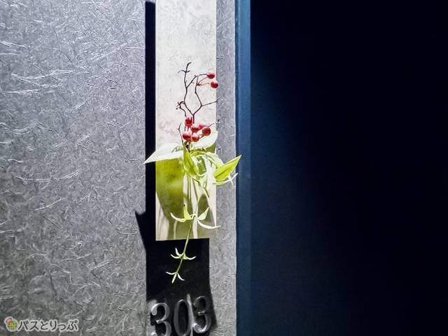 部屋の入口から高級感が漂う