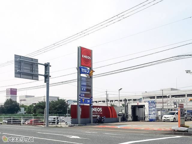 ガソリンスタンドの後ろに巨大なショッピングモールがあります