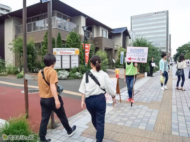 シャトルバスのりばへの案内