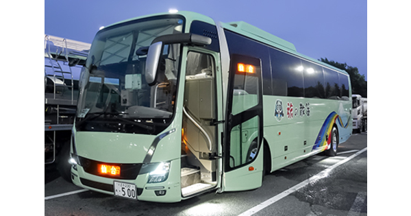 前列シートとの距離は123cmと足元広々！ 桜交通「散策バス」の新型車両