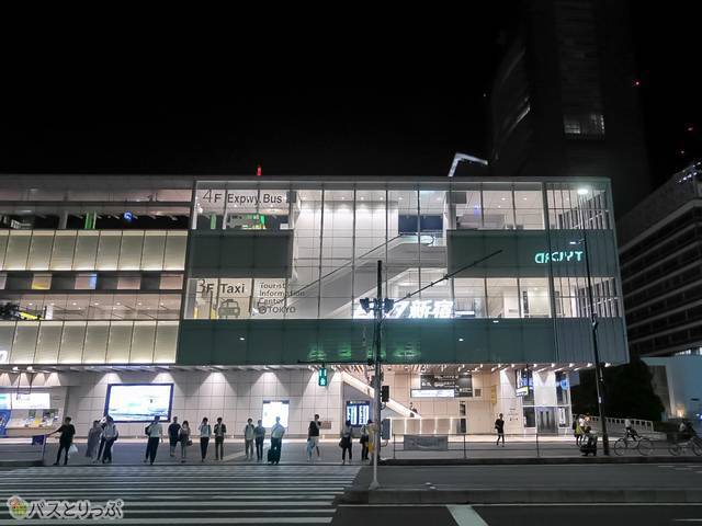 JR新宿駅南口の改札を出て目の前が「バスタ新宿」