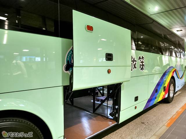 乗務員さんが荷物を入れてくれます