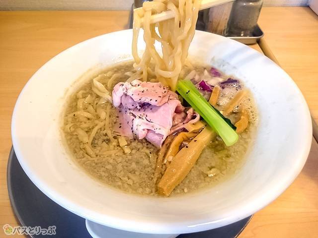 背脂煮干～中太平打麺（880円 税込）