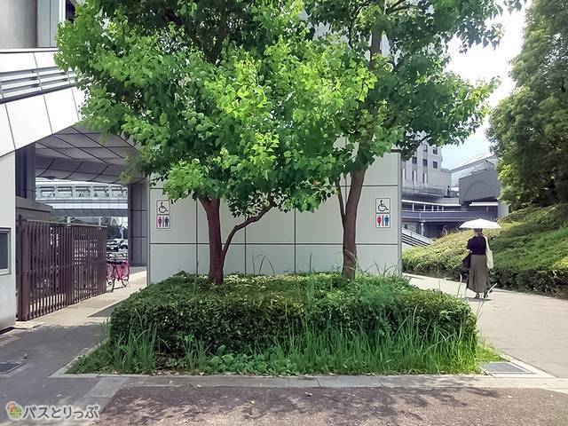 メッセ交差点の南西角に公衆トイレ