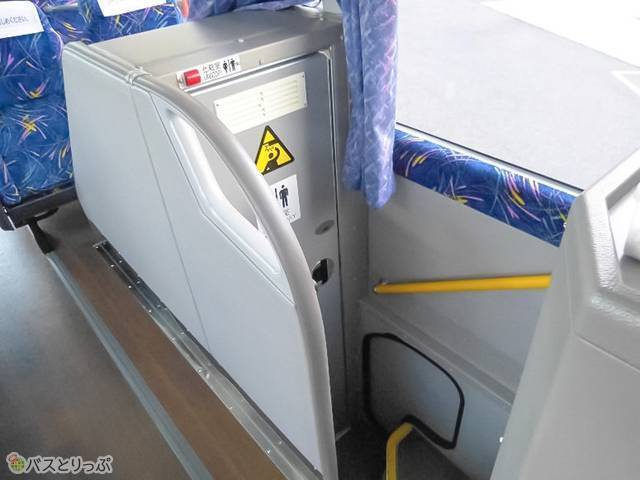 車両の中央部分にトイレ。ゴミ箱もこちら