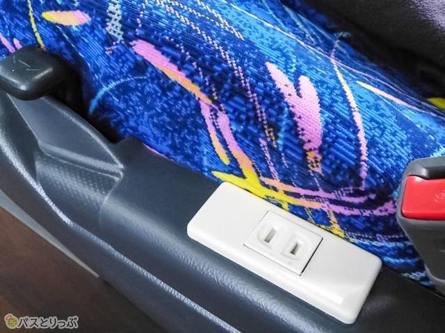 個別のコンセント（またはUSB端子）は座席の横に