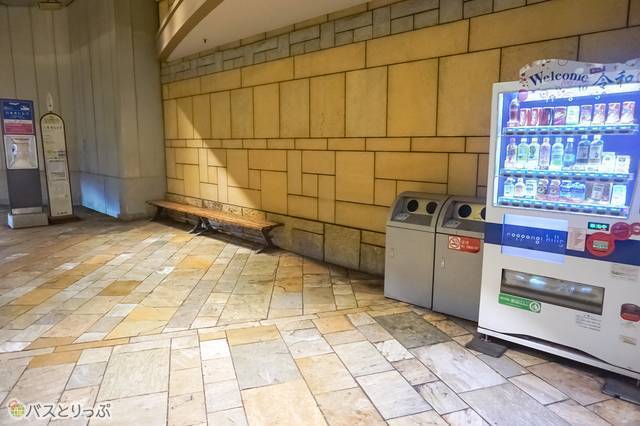 六本木ヒルズ高速バス乗り場には、ベンチと飲み物の自動販売機、ゴミ箱のみがある