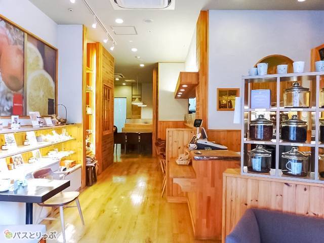 店内は木調でくつろげる雰囲気