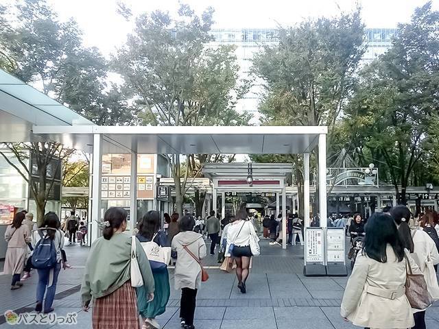 「けやきひろば」2階に到着したら右折