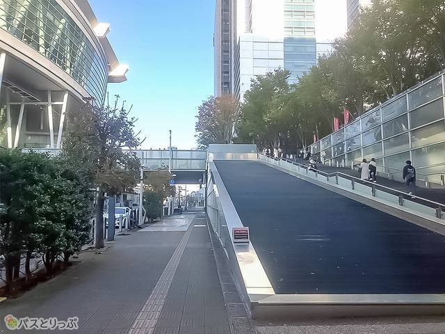 右折する