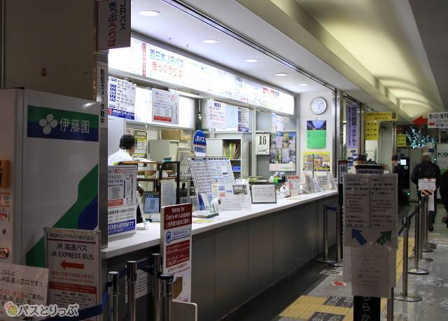 待合室の奥には乗車券カウンターが