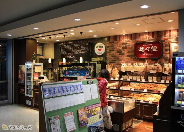 待合室内のパン屋さん「進々堂」は6:30～22:00の間で営業