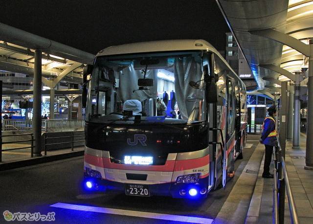 京都駅烏丸口にて乗車改札中の「青春ドリーム信州号」