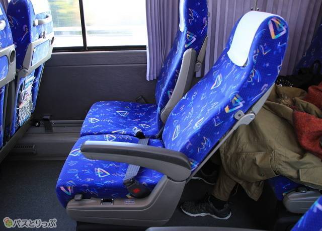 シートをフルリクライニングした時の様子