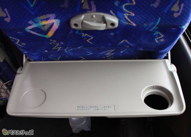 各座席にはテーブルを完備