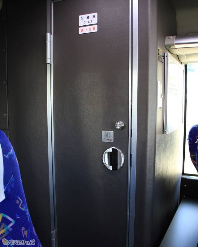 車内最後部にはトイレを完備