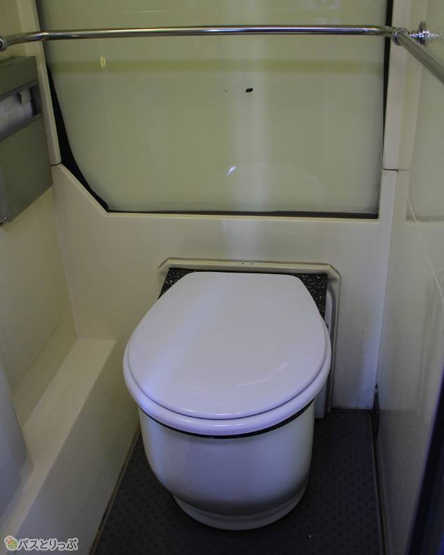 コンパクトにまとめられているトイレ内部