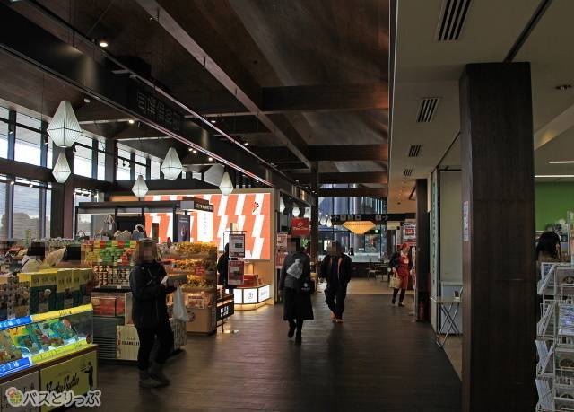 建物内には土産物店、パン屋、コンビニなども