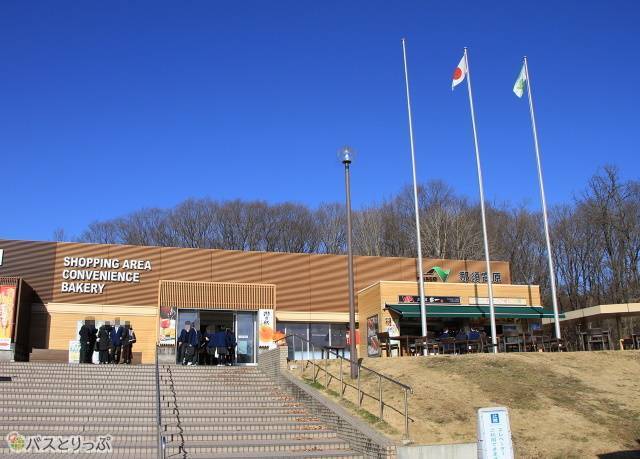 右側は売店とパン屋のエリア