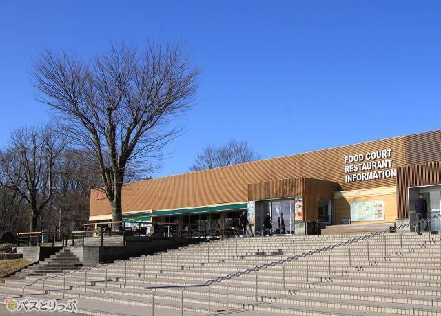 左側はレストランのエリア