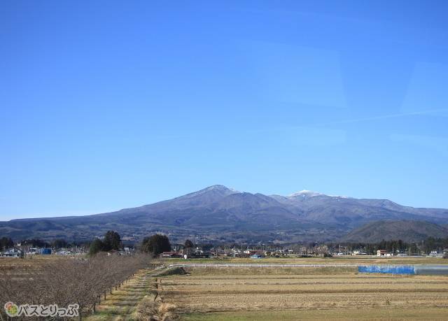 遠くには山々が