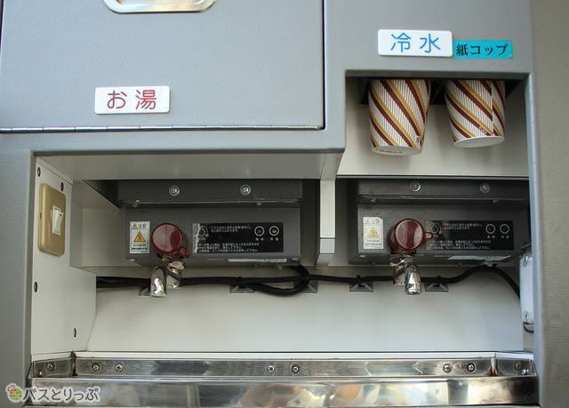 冷水は車内中央部のサービスコーナーに（※お湯を使えるサービスは2019年6月30日で終了）