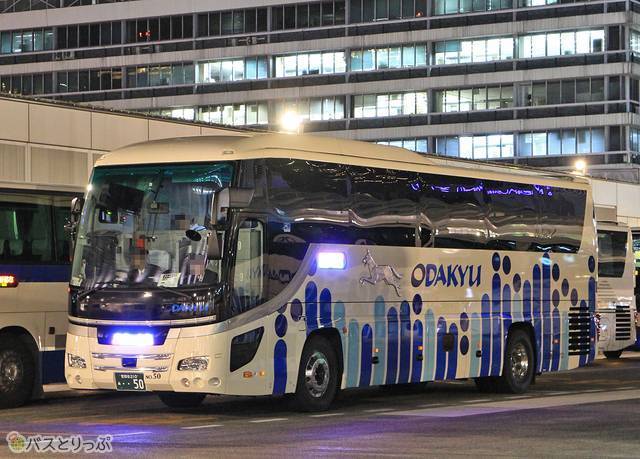 青系のデザインを纏った車両