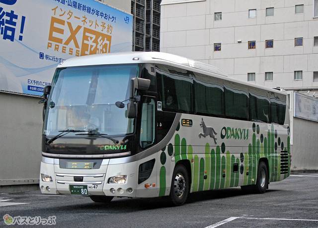 緑系のデザインを纏った車両