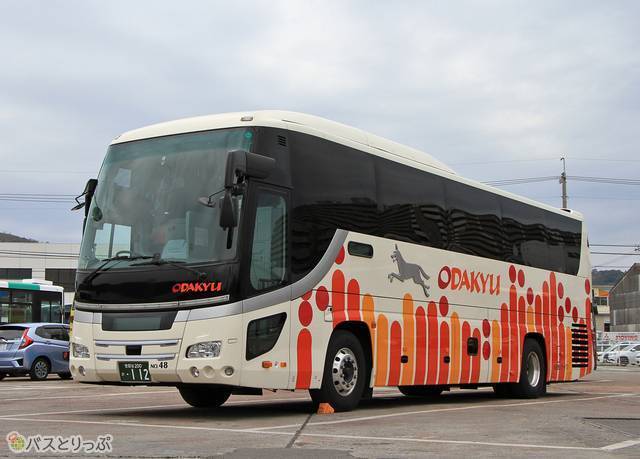 赤系のデザインを纏った車両