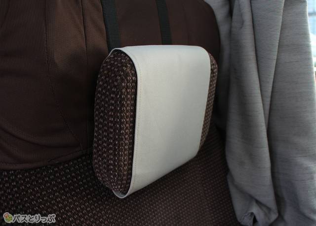 シートにはヘッドレスト（可動式枕）を搭載