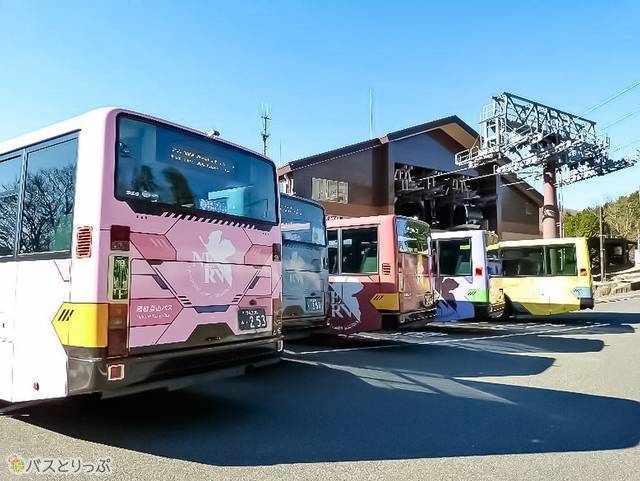 奥から順に「零号機」「初号機」「2号機」「Mark.06」、一番手前が「8号機」。後面にはネルフのマーク