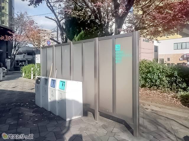 喫煙所は待合室の裏手