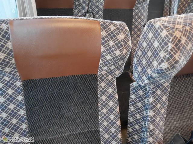 フェイクレザーのヘッドレストは清潔感あり