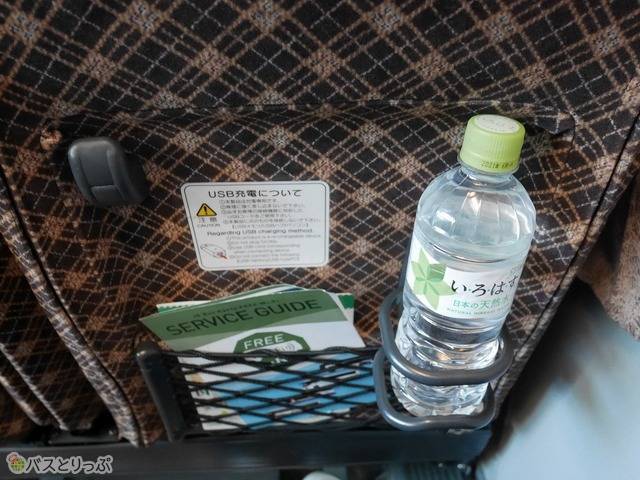 前座席にはドリンクホルダー、フック、網ポケット