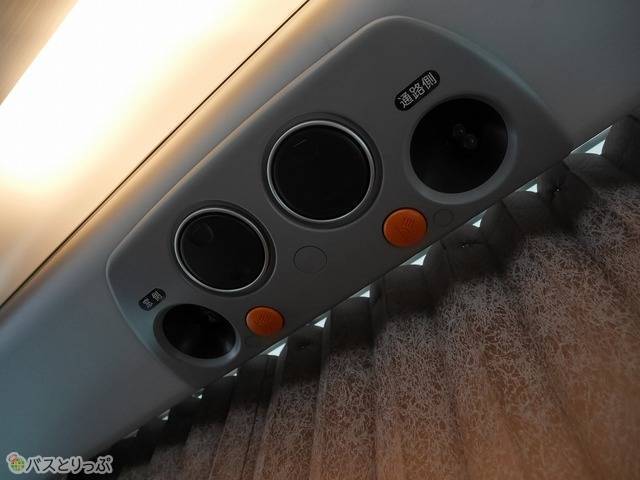 読書灯や風の向き・強さの調整は窓の上に