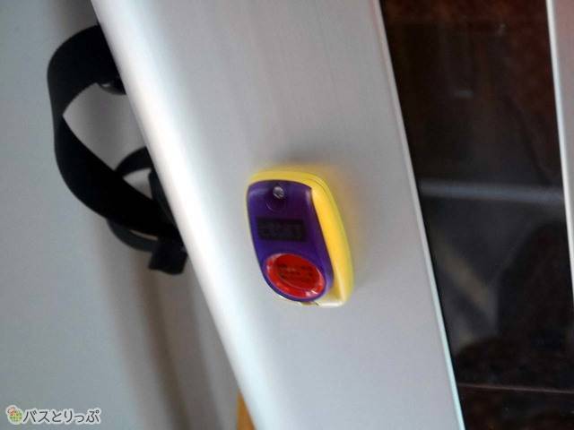 降りたいバス停を知らせる降車ボタンは通路側の上に