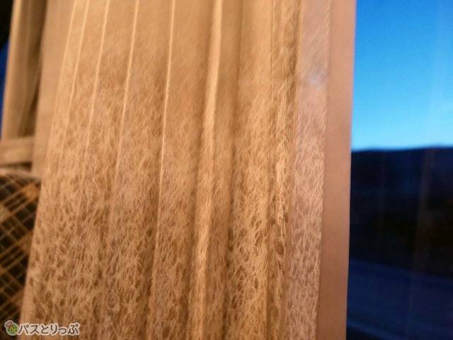 しっかりとひだの入ったドレープカーテン