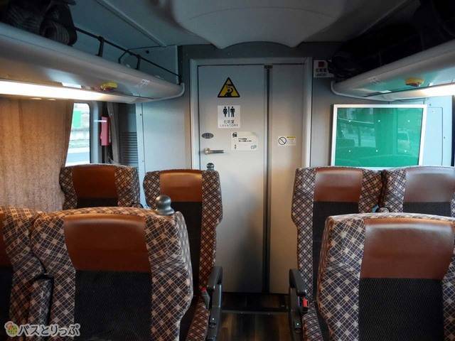 座席の後方にあるトイレ