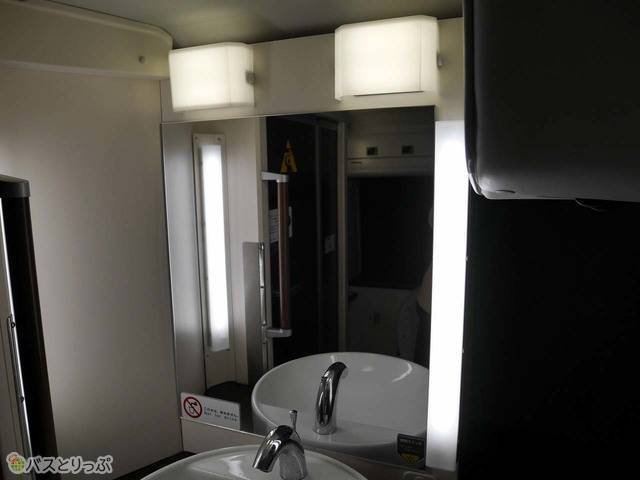 鏡のまわりの照明が付くとお化粧するのに便利