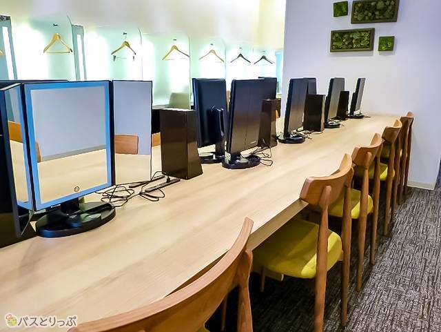 パソコンや美容家電利用時に便利なフリーデスクスペースも