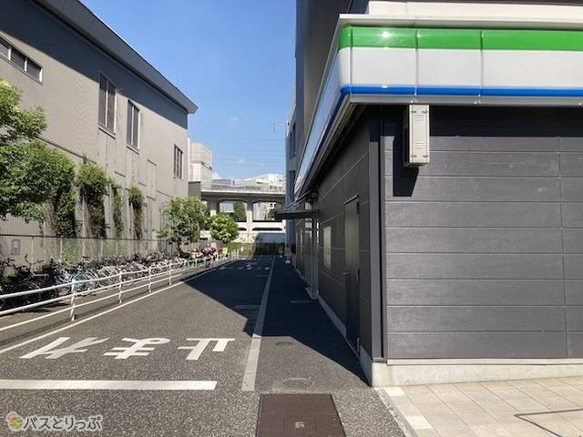 ファミリーマート裏側の奥へ
