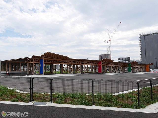 カラフルに色分けされたバス乗り場