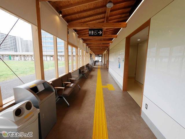 トイレ前の椅子は待ち合わせに便利