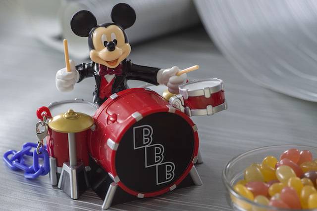 グミキャンディー、ミニスナックケース付き 950円 (c)Disney